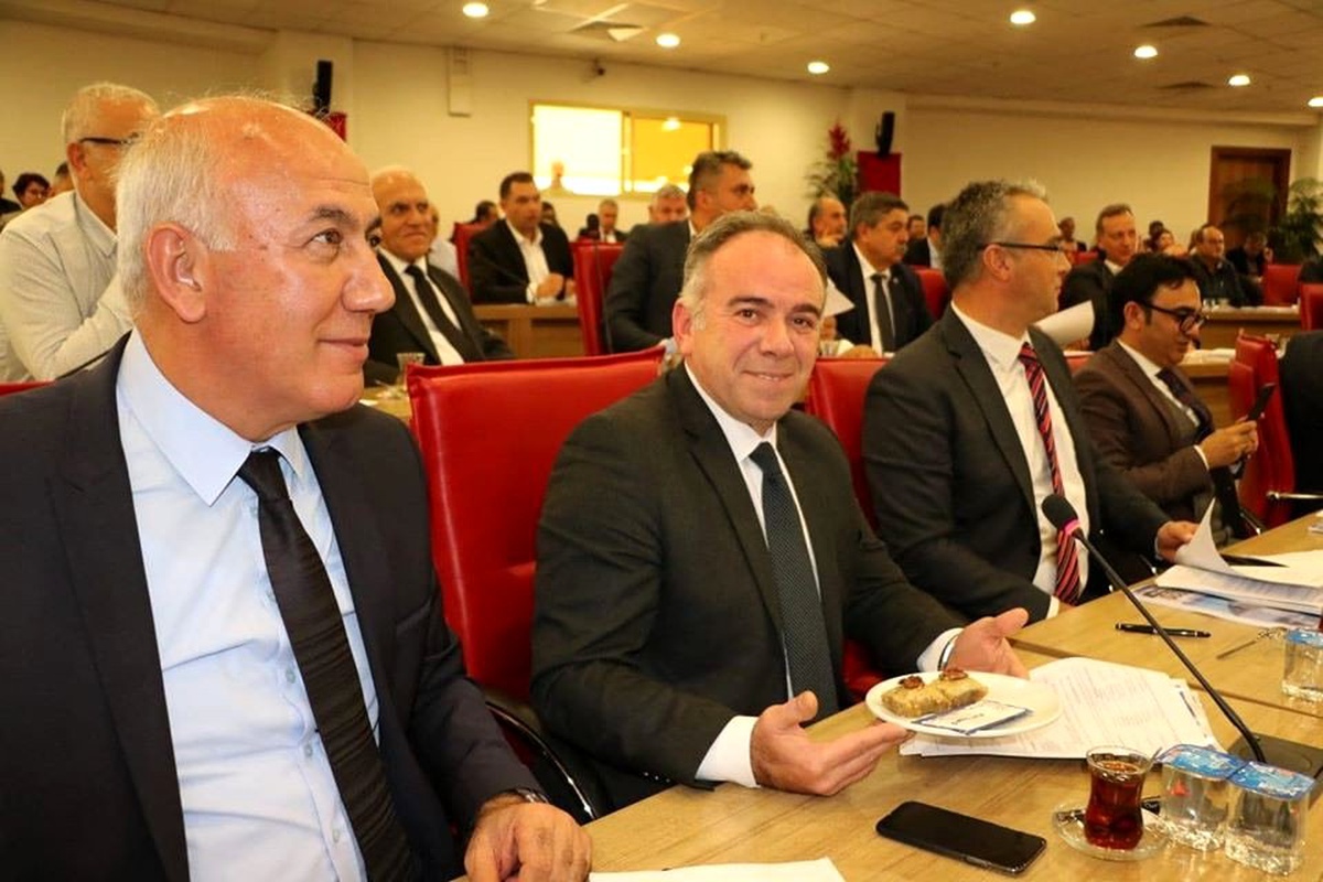 Başkan Öndeş\'ten meclise incir baklavası ikramı