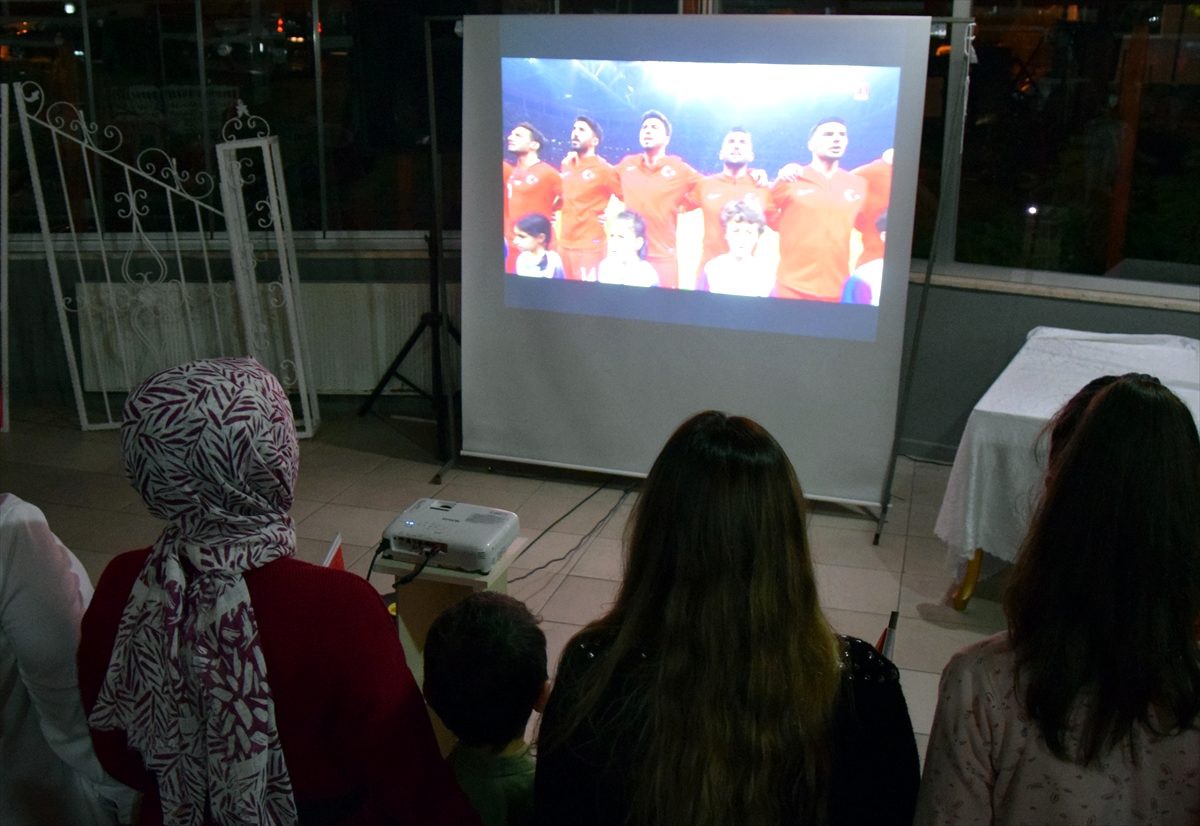 Bilecikli kadınlardan milli takıma ekran başında destek