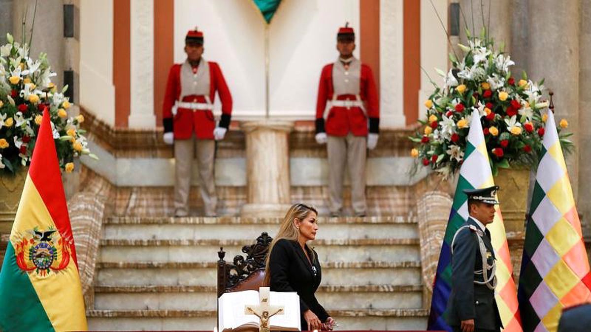 Bolivya\'nın yeni Devlet Başkanı Anez: İncil, Saray\'a geri döndü