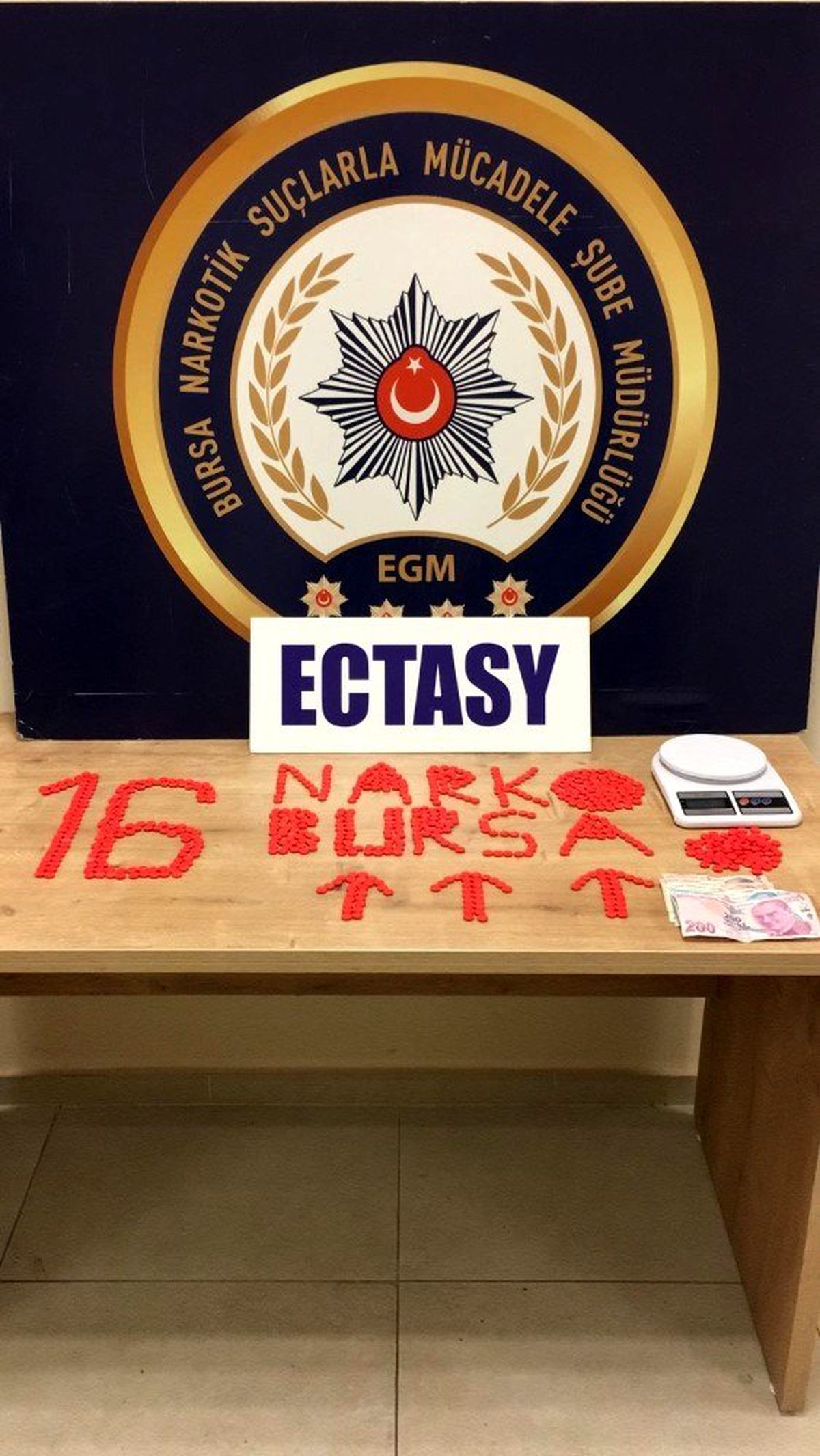 Bursa\'da yüzlerce ectasy hap ele geçirildi: 2 kişi tutuklandı