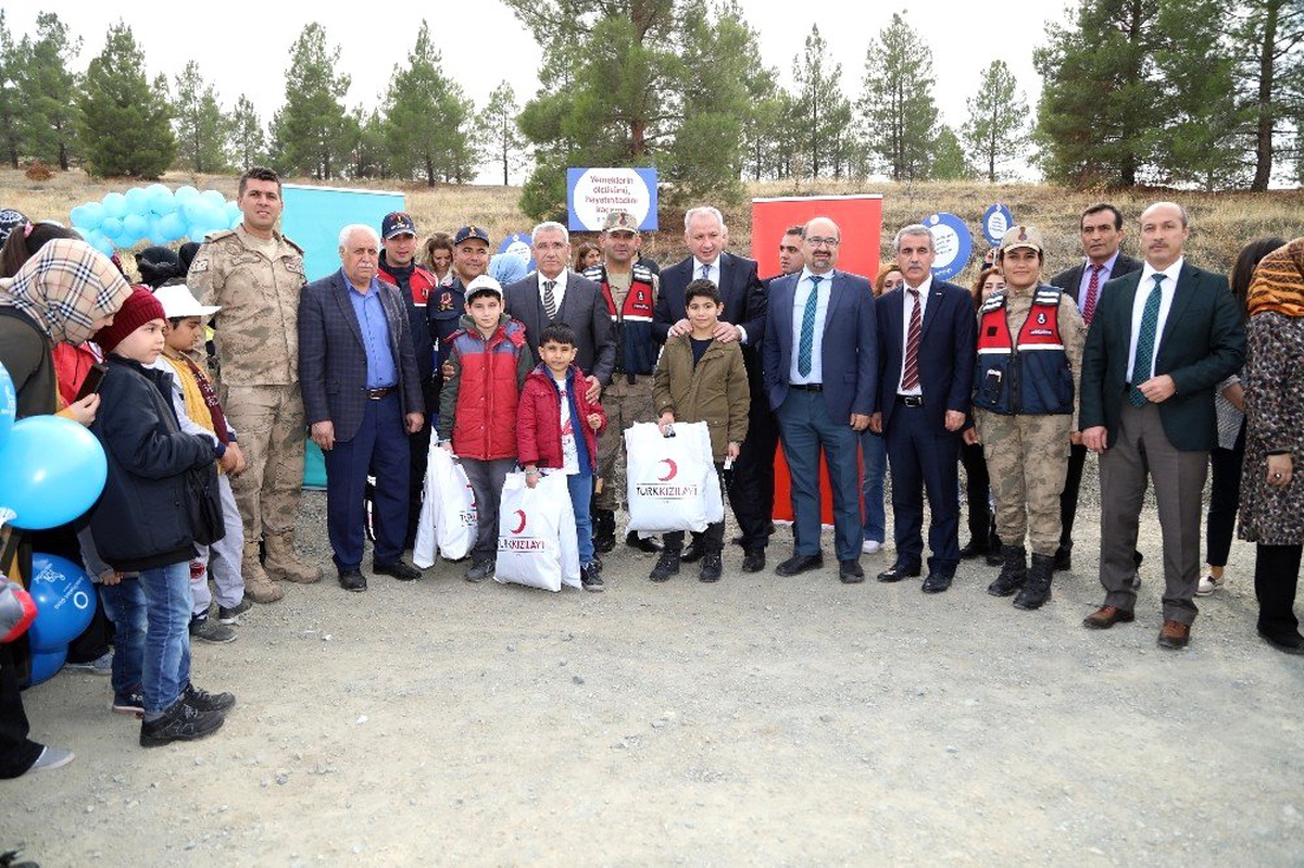 Diyabet Günü\'nde çocuklar fidan dikti