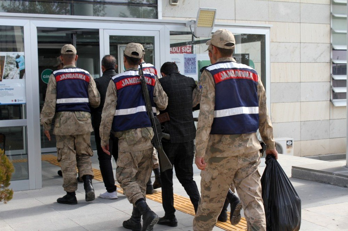 Elazığ\'da uyuşturucu tacirleri 5 kilo esrarla yakalandı