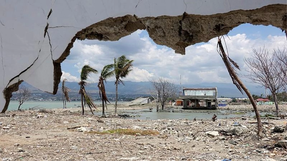 Endonezya\'da 7,1 büyüklüğündeki depremin ardından tsunami uyarısı