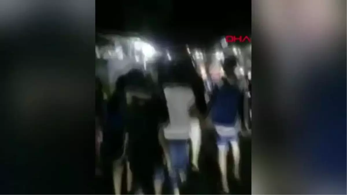 Endonezya\'da şiddetli deprem tsunami uyarısı yapıldı