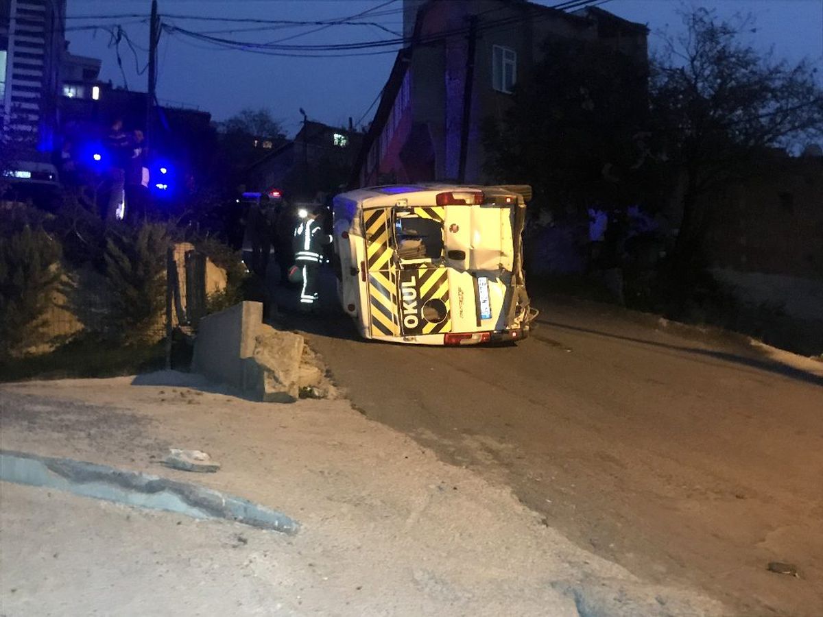 Eyüpsultan\'da okul servisi devrildi: 7 yaralı