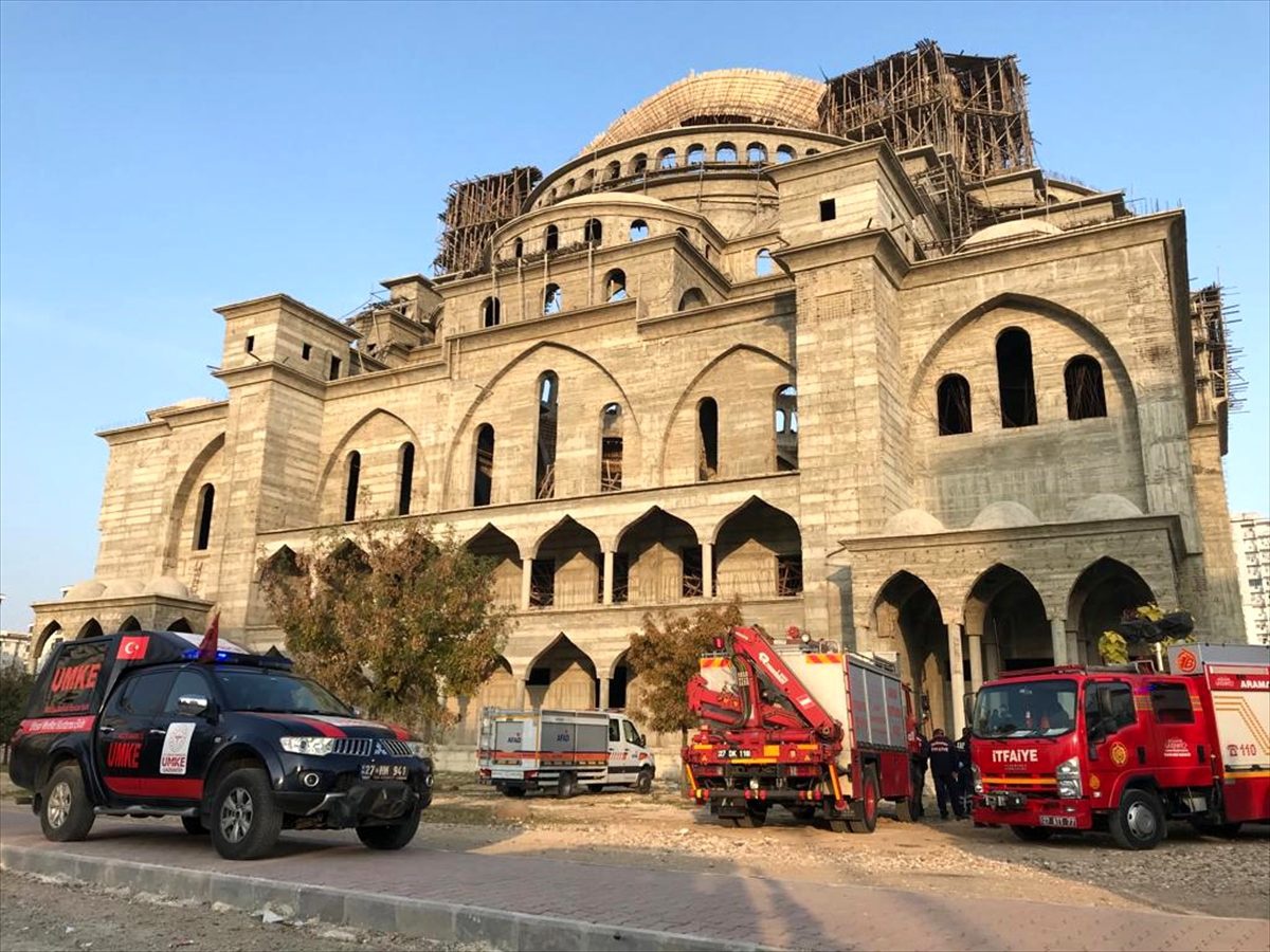 Gaziantep\'te cami inşaatında çöken iskelenin altında kalan 2 kişi yaralandı