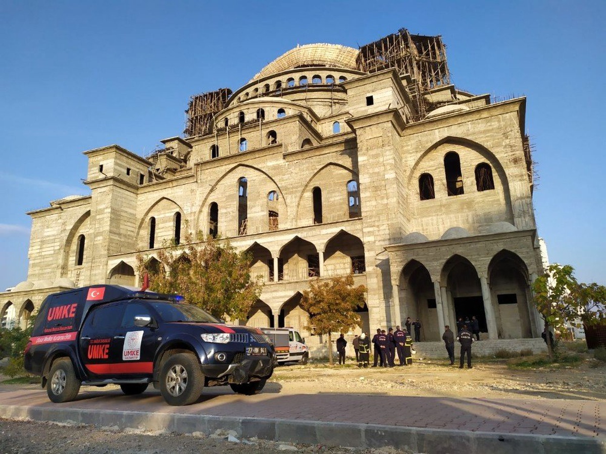 Gaziantep\'te cami inşaatında kalıp beton çöktü.