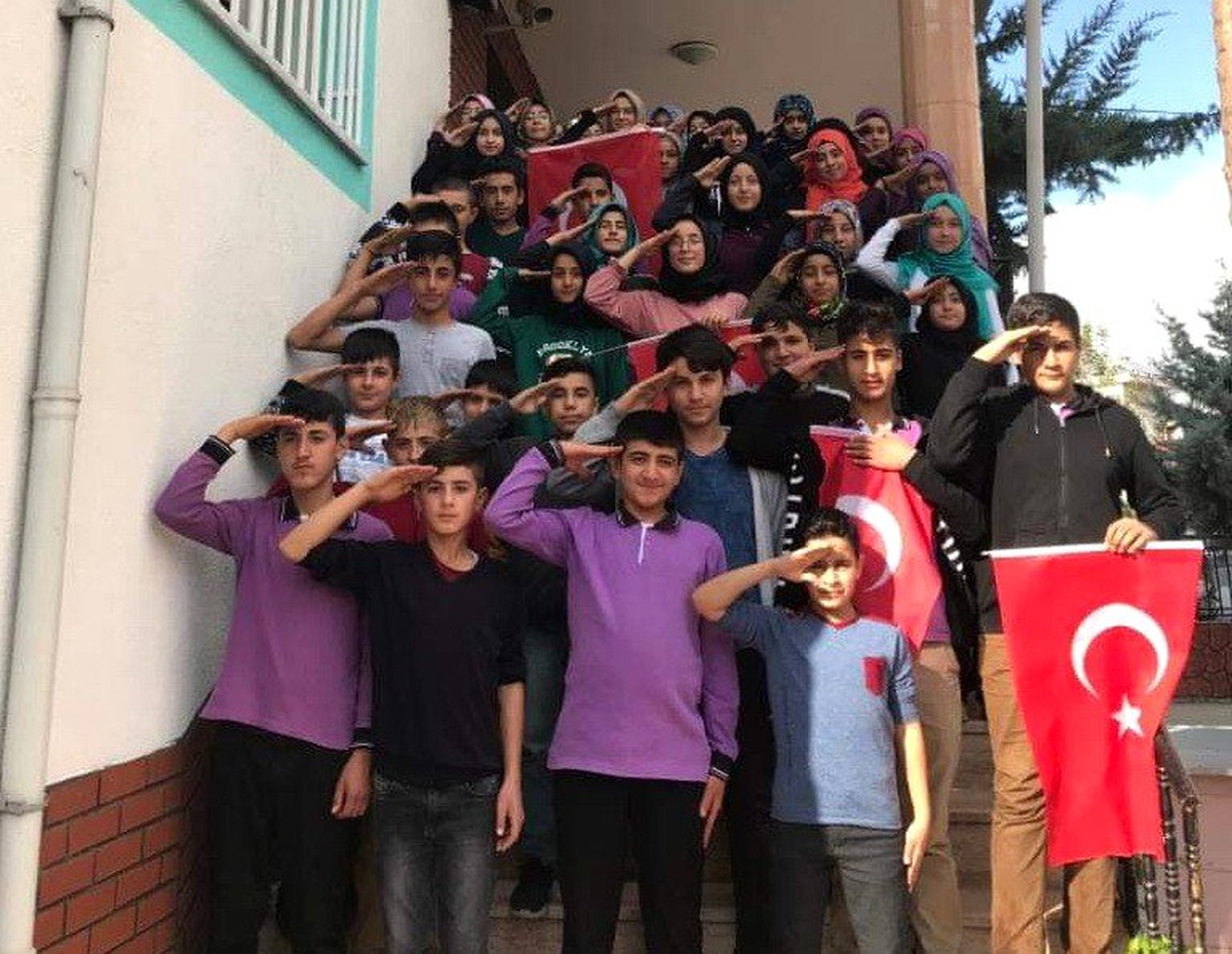 Gölbaşı\'nda öğrencilerden Mehmetçiğe destek