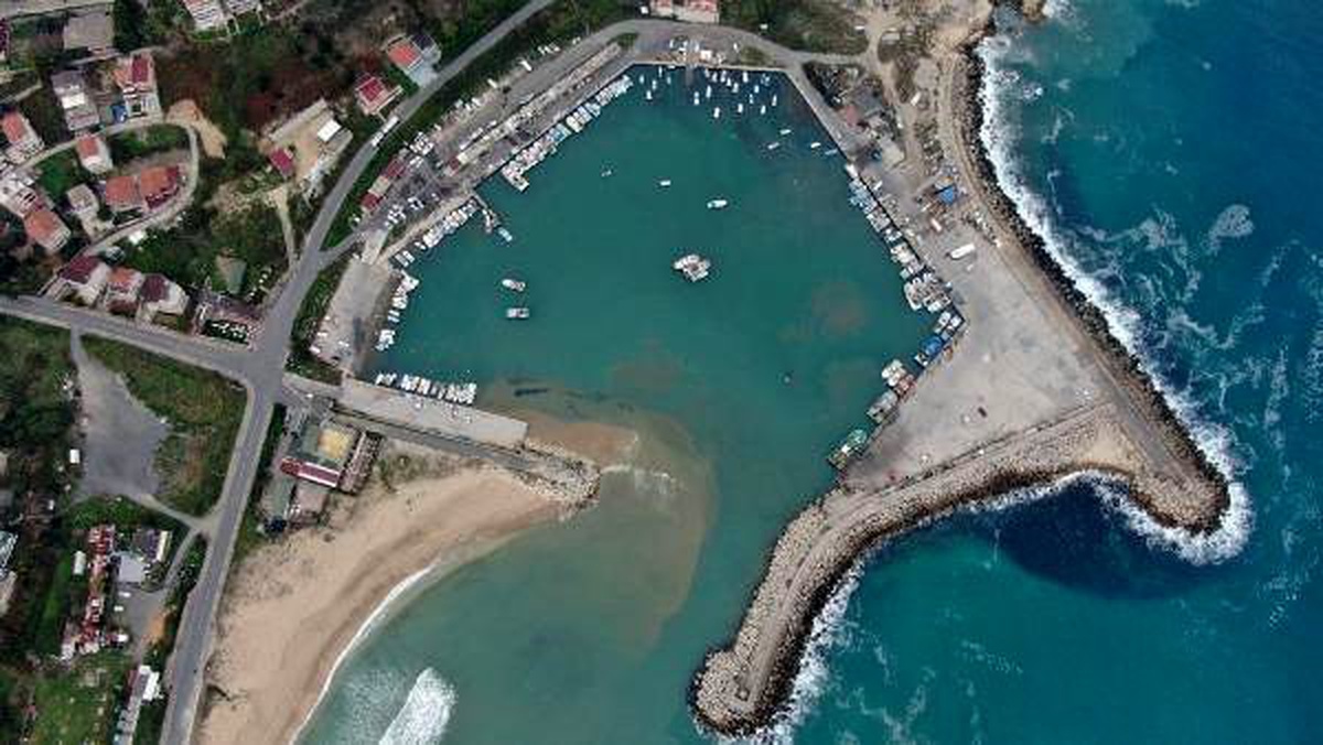 (Havadan fotoğraflarla) Karaburun\'da denizde kum hırsızlığı iddiası