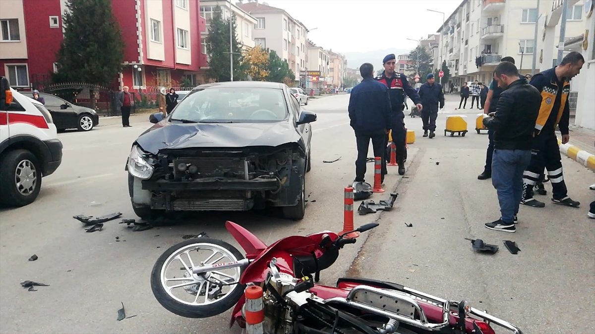 İnegöl\'de motosiklet ile otomobil çarpıştı: 2 yaralı
