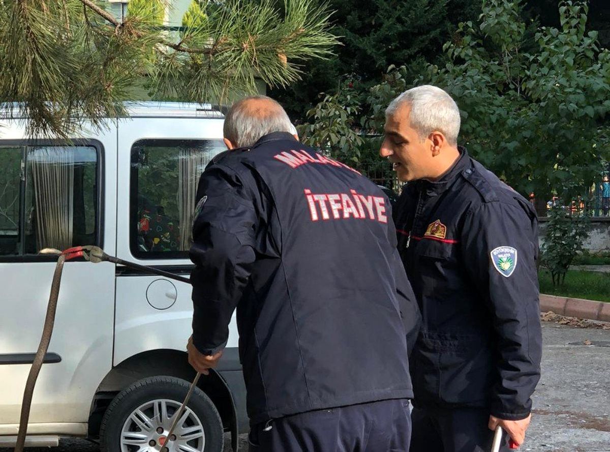 İtfaiye sitenin bahçesindeki yılanı yakaladı