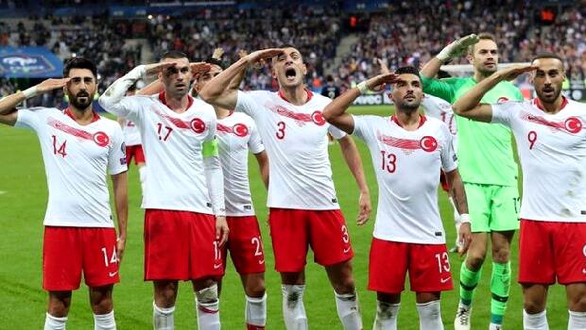 İzlanda maçı öncesi flaş karar! UEFA\'ya inat asker selamı...