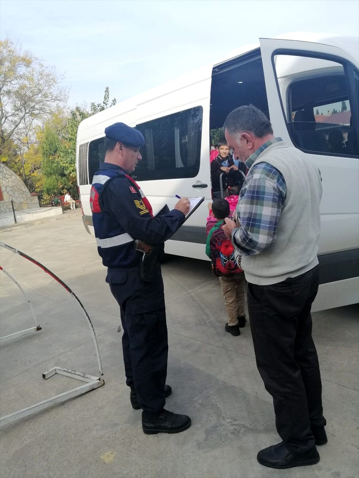 İzmir\'de jandarma okul servislerini denetledi