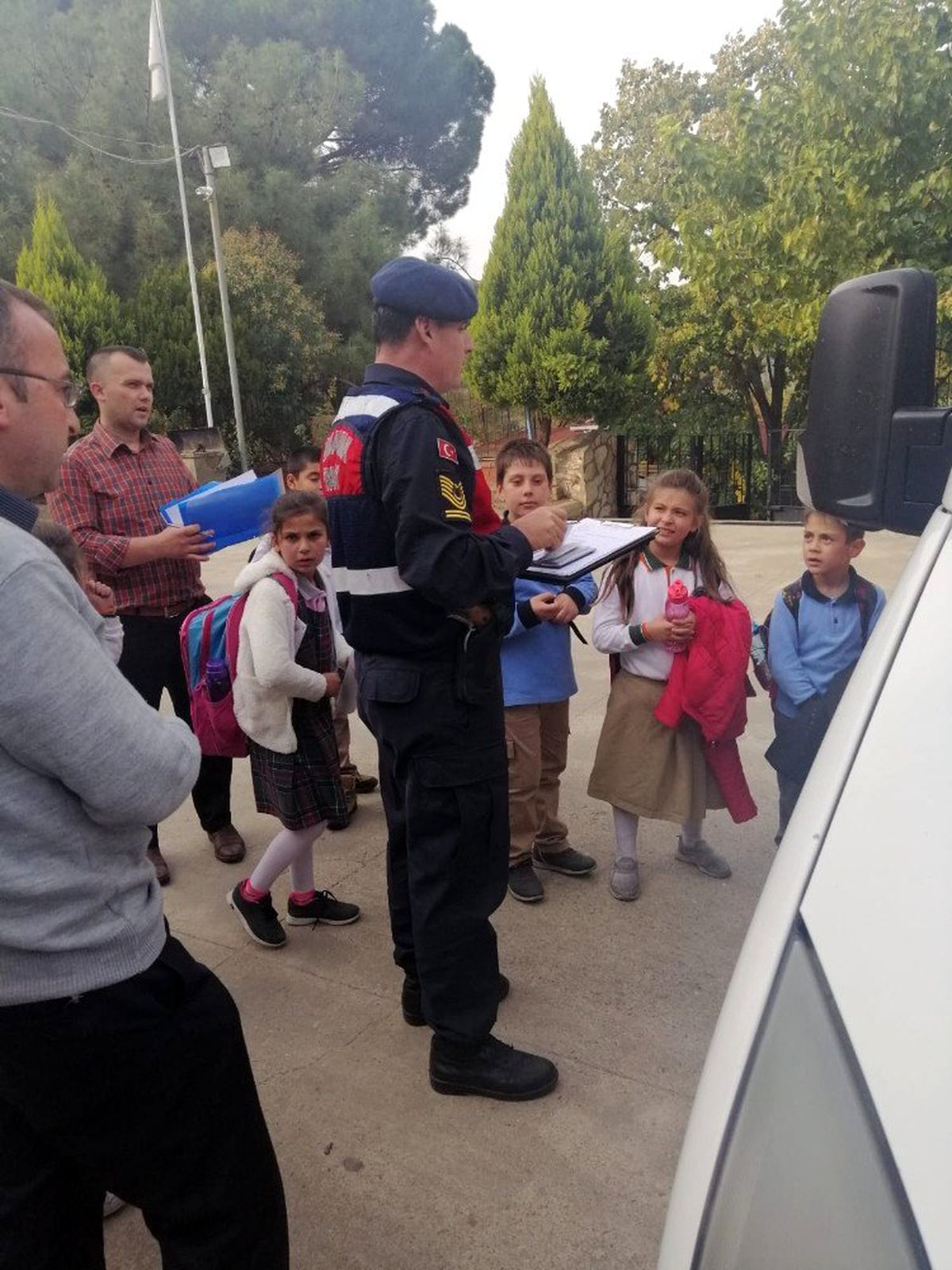 İzmir\'de jandarmadan öğrenci servisi denetimi