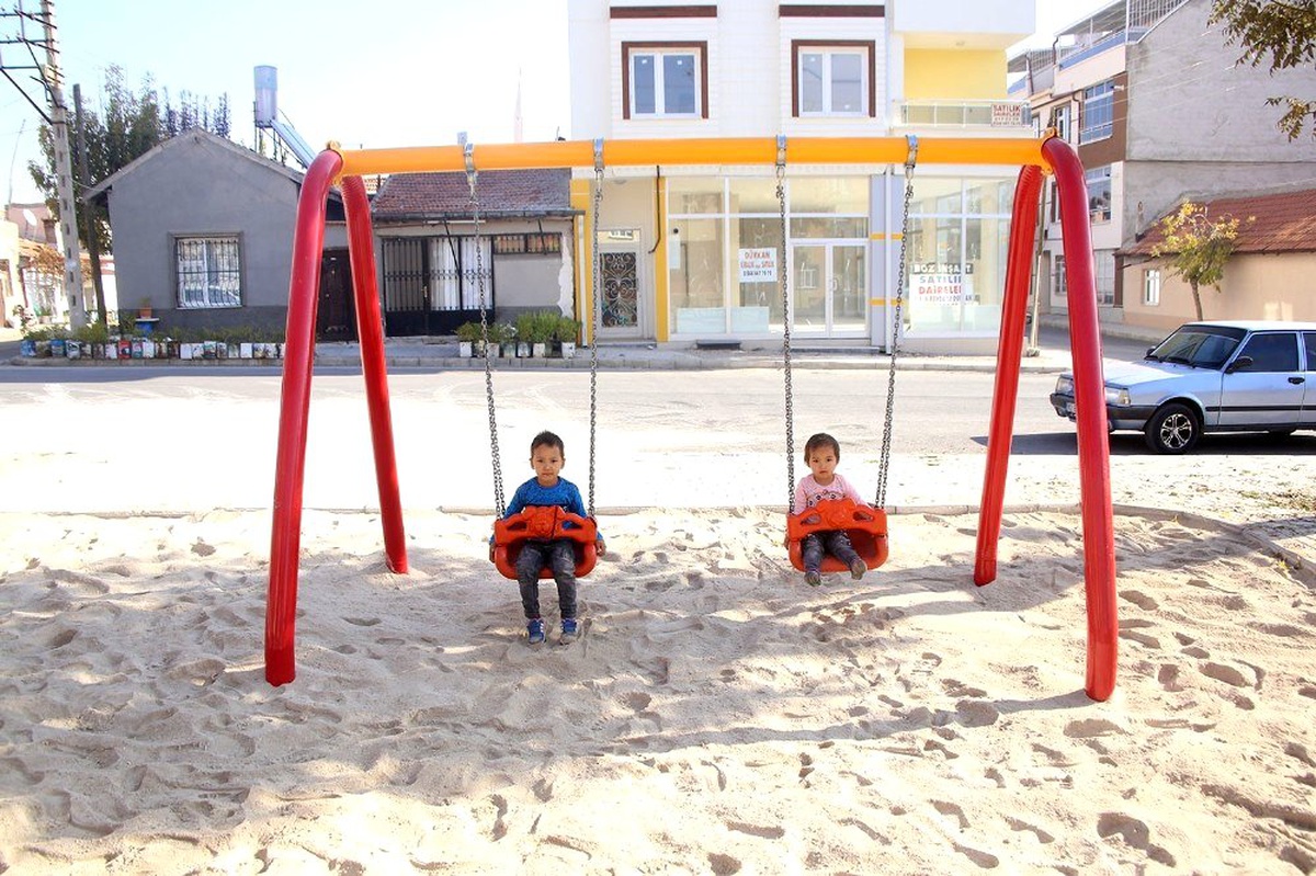 Karaman Belediyesi oyun parklarının zeminine kum seriyor