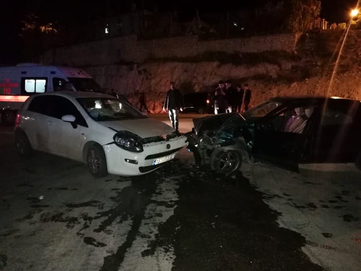 Karaman\'da iki otomobil çarpıştı: 2 yaralı
