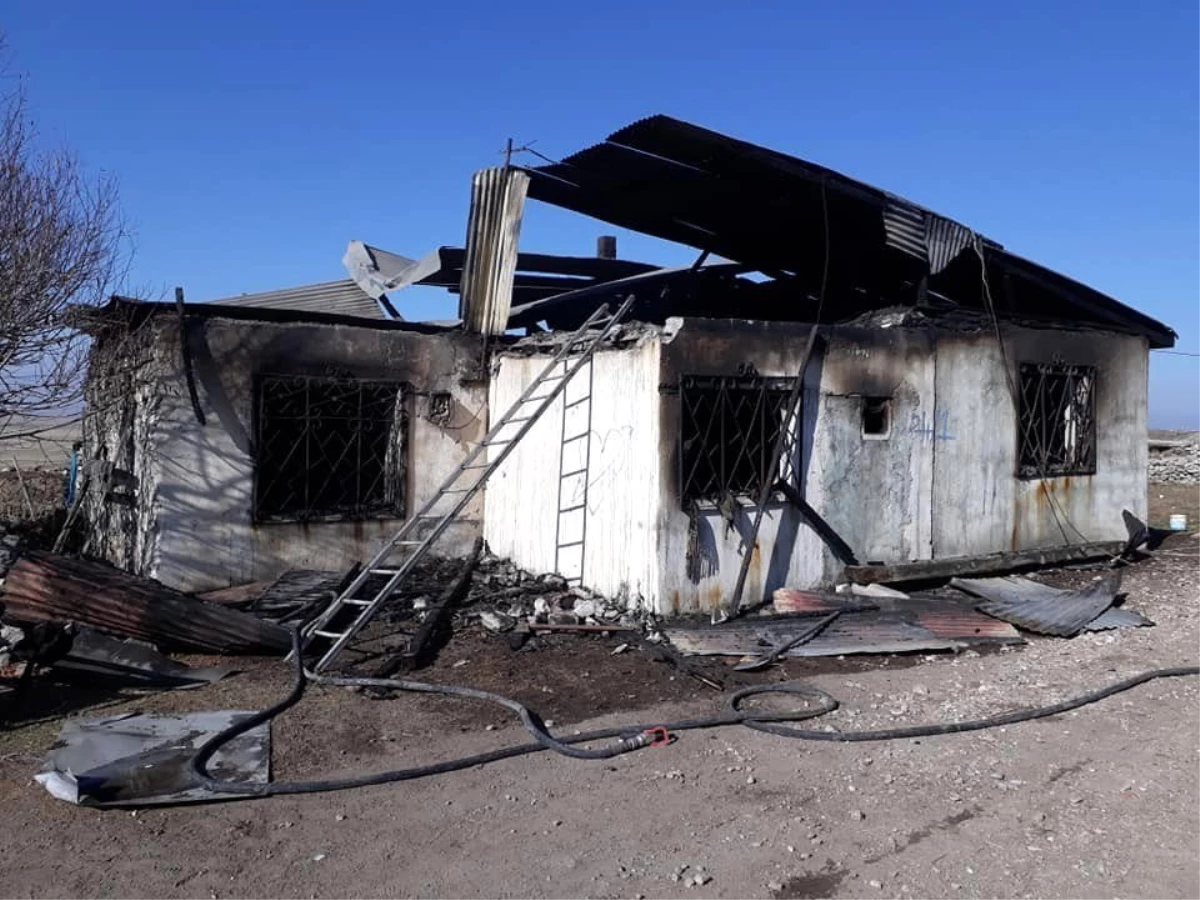 Kars\'ta bir ev tamamen yandı