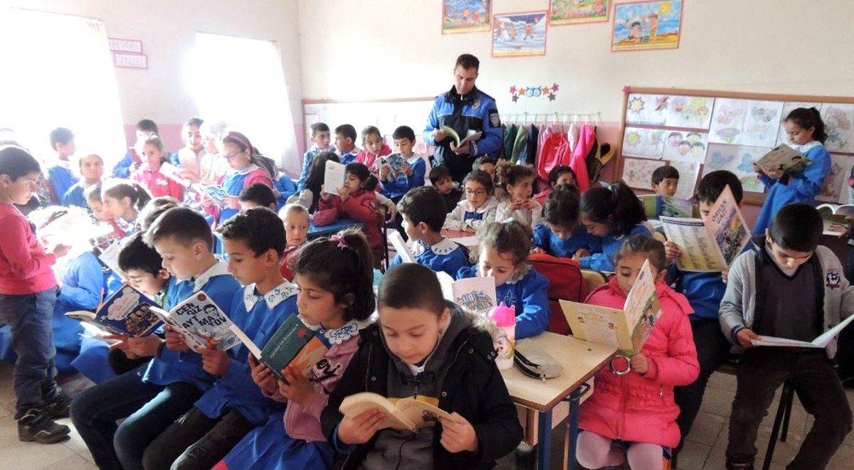 Kars\'ta polis öğrencileri bilgilendirdi