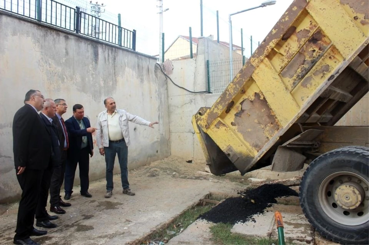 Kaymakam Yavuz okul bahçesindeki sıcak asfalt çalışmalarını yerinde inceledi