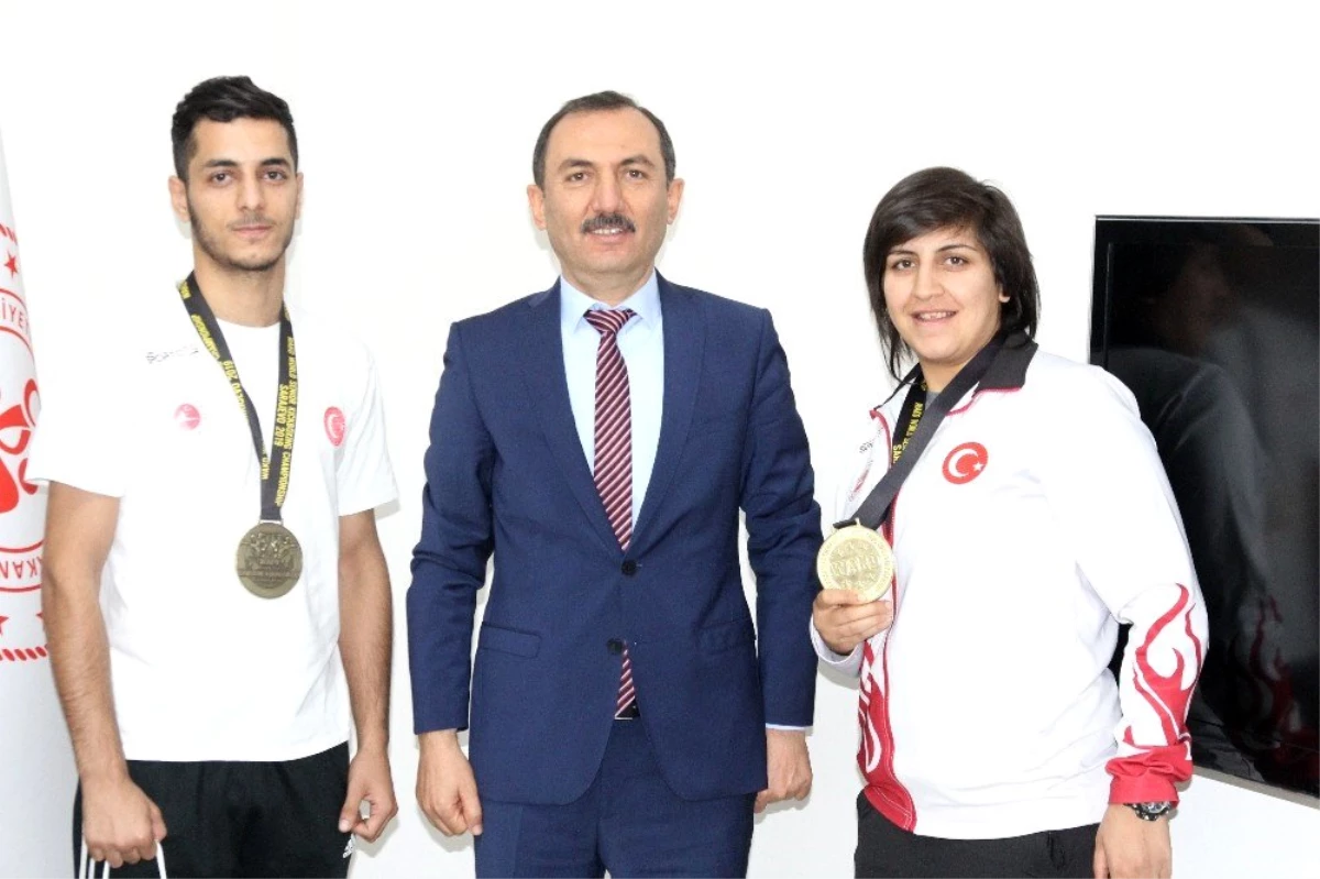 Kaymaz, Kick Boks\'ta dünya şampiyonu olan Mersin sporcuları kutladı