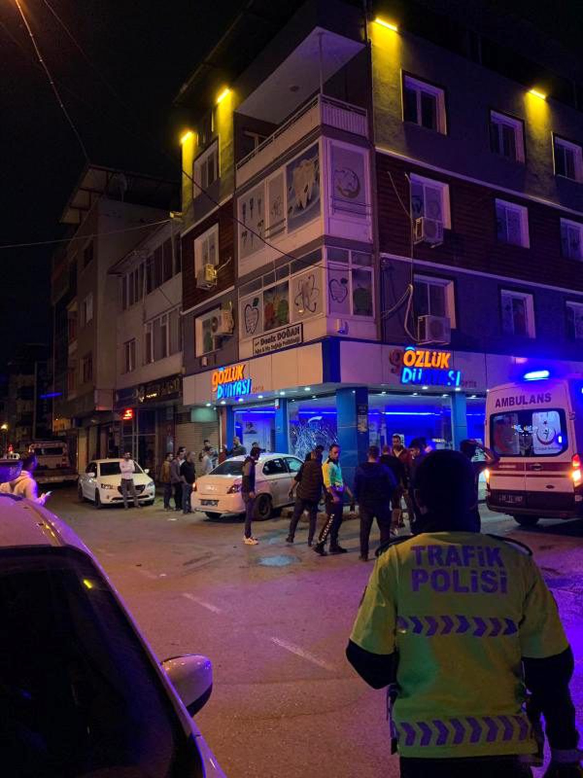Kazada savrulan otomobil, gözlük dükkanına girdi