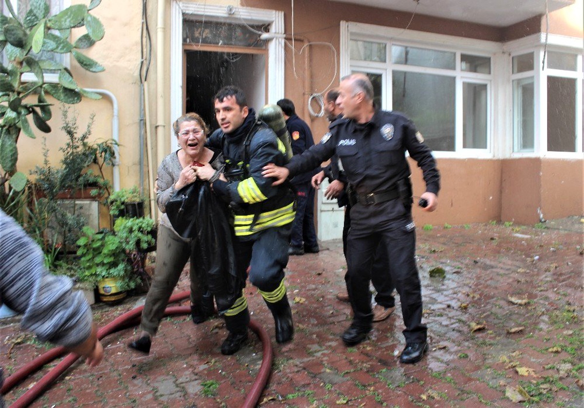 Kedilerini kurtarabilmek için alevlerin arasına daldı