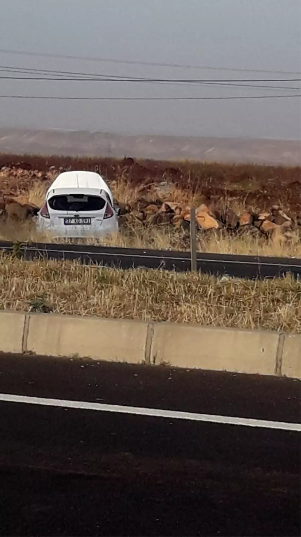 Lastiği patlayan araç yoldan çıktı: 1 yaralı