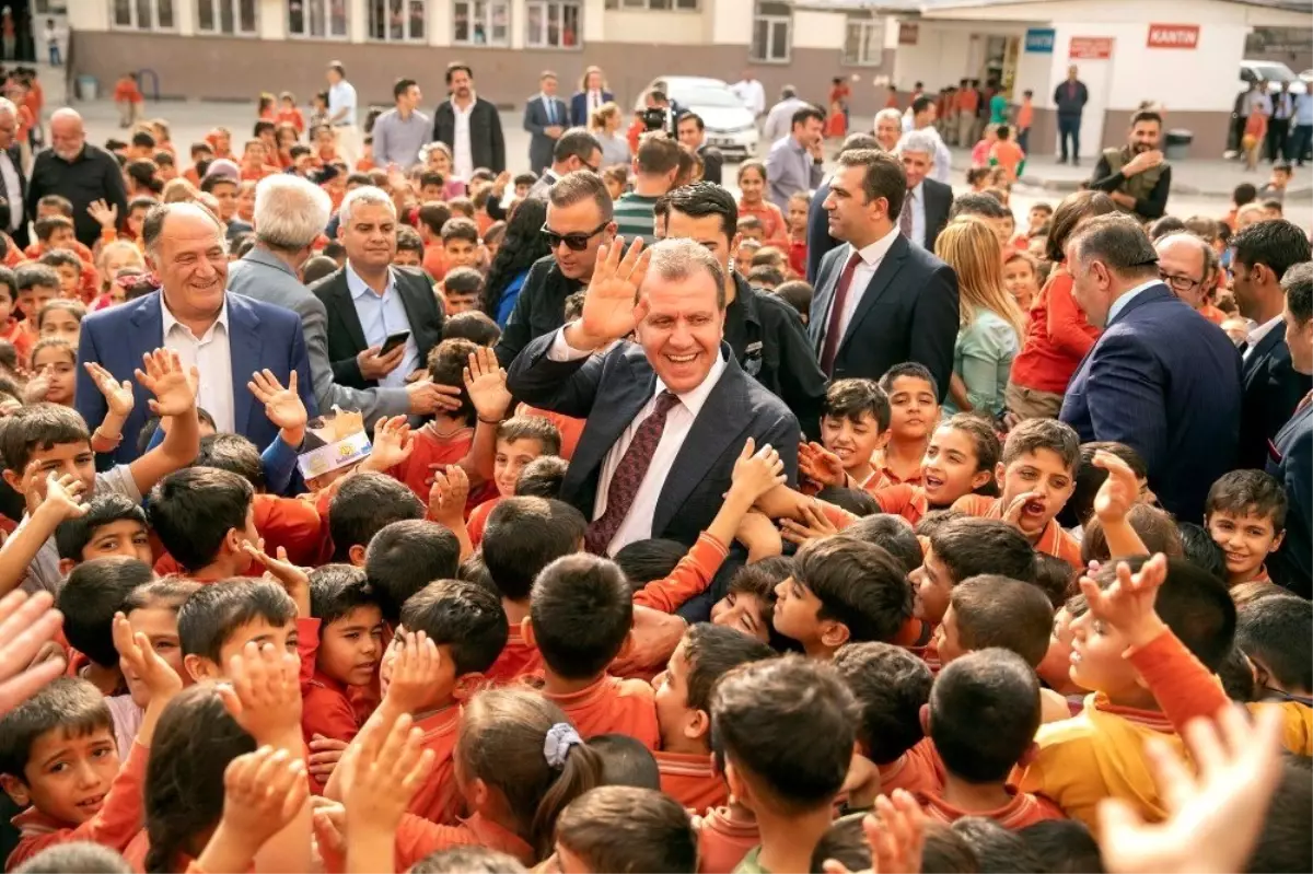 Mersin Büyükşehir Belediyesi okullarda süt dağıtımına başladı