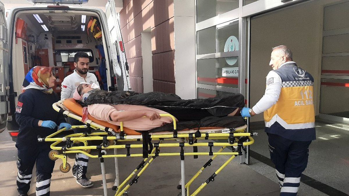 Otomobil ile minibüs çarpıştı: 2 yaralı