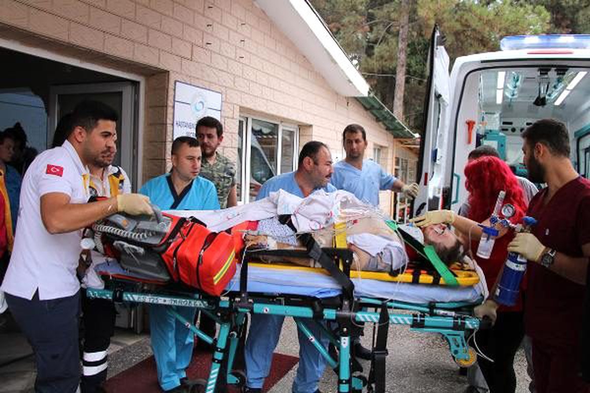 Otomobilden lastiği değiştirmeye indi, TIR çarpmasıyla ağır yaralandı