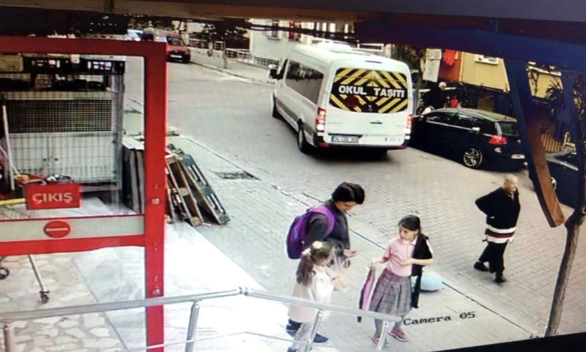 (Özel) Avcılar\'da geri manevra yapan servis şoförü yaşlı kadına çarptı