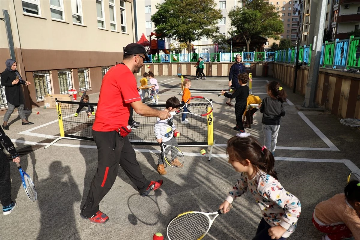 Rize\'de okul öncesi çocuklar tenisle tanıştı
