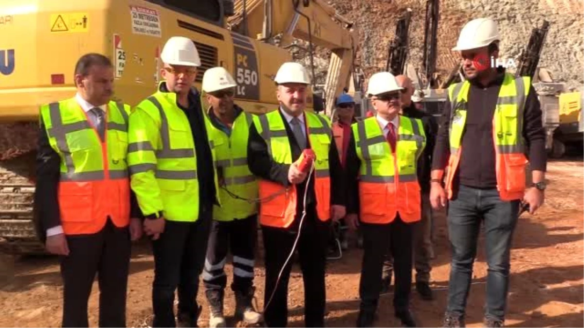 Sanayi ve Teknoloji Bakanı Varank, altın madeninde incelemelerde bulundu