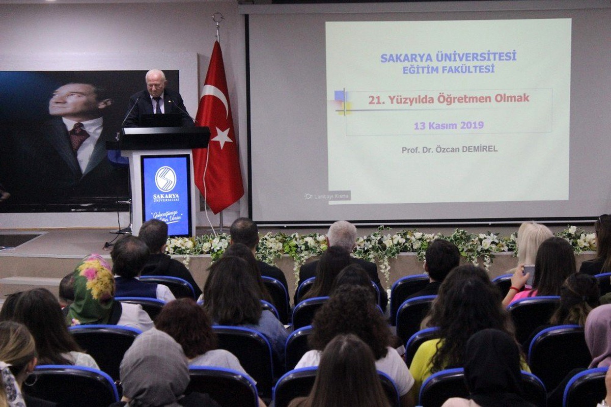 SAÜ\'de, \'21. Yüzyılda Öğretmen Olmak\' konulu konferans düzenlendi