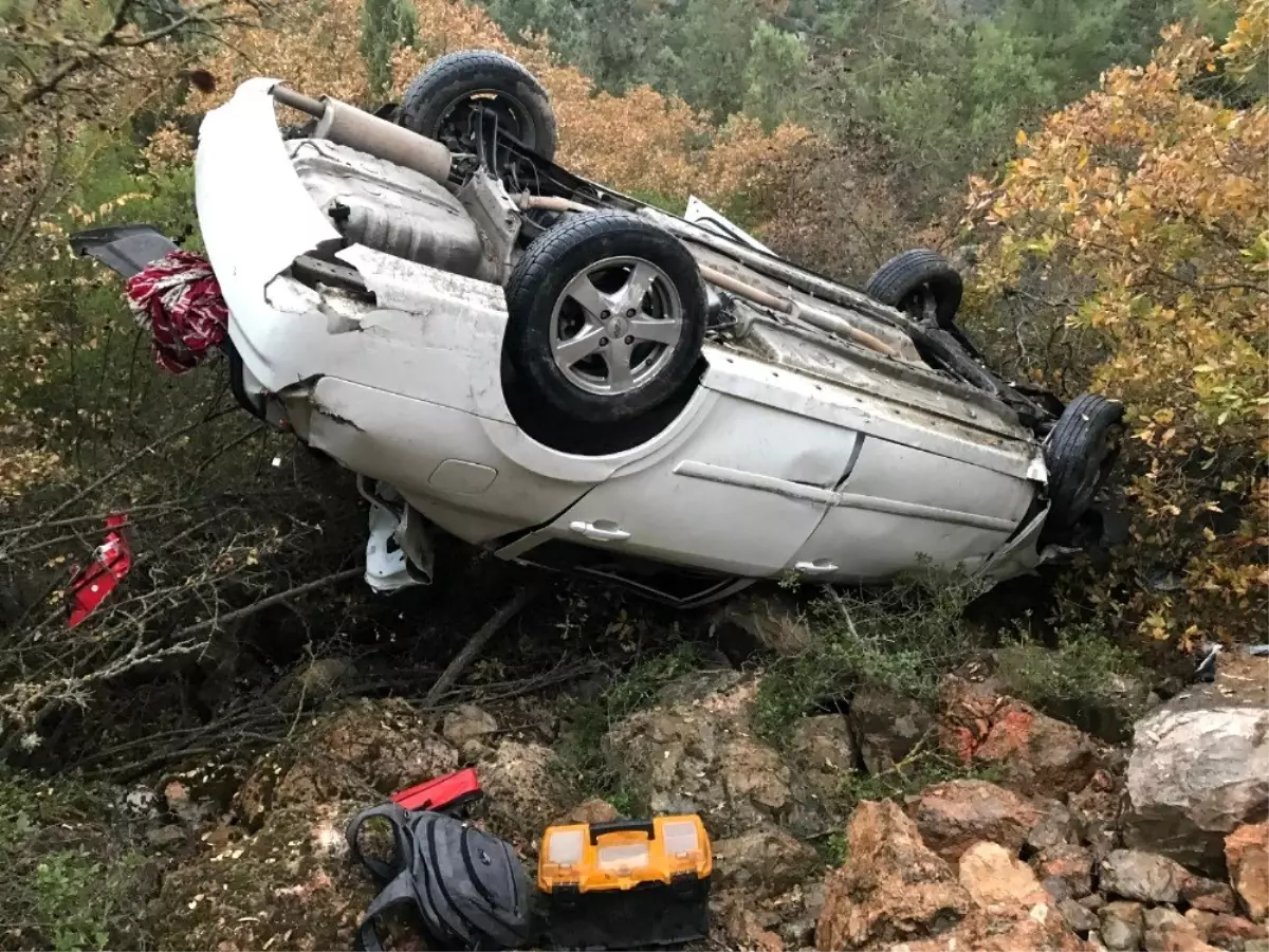 Taklalar atarak 80 metrelik şarampole yuvarlanan aracın sürücüsü o araçtan sağ çıktı