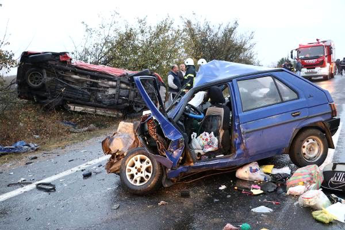 Tekirdağ\'da otomobille hafif ticari araç çarpıştı: 2 ölü, 3 yaralı