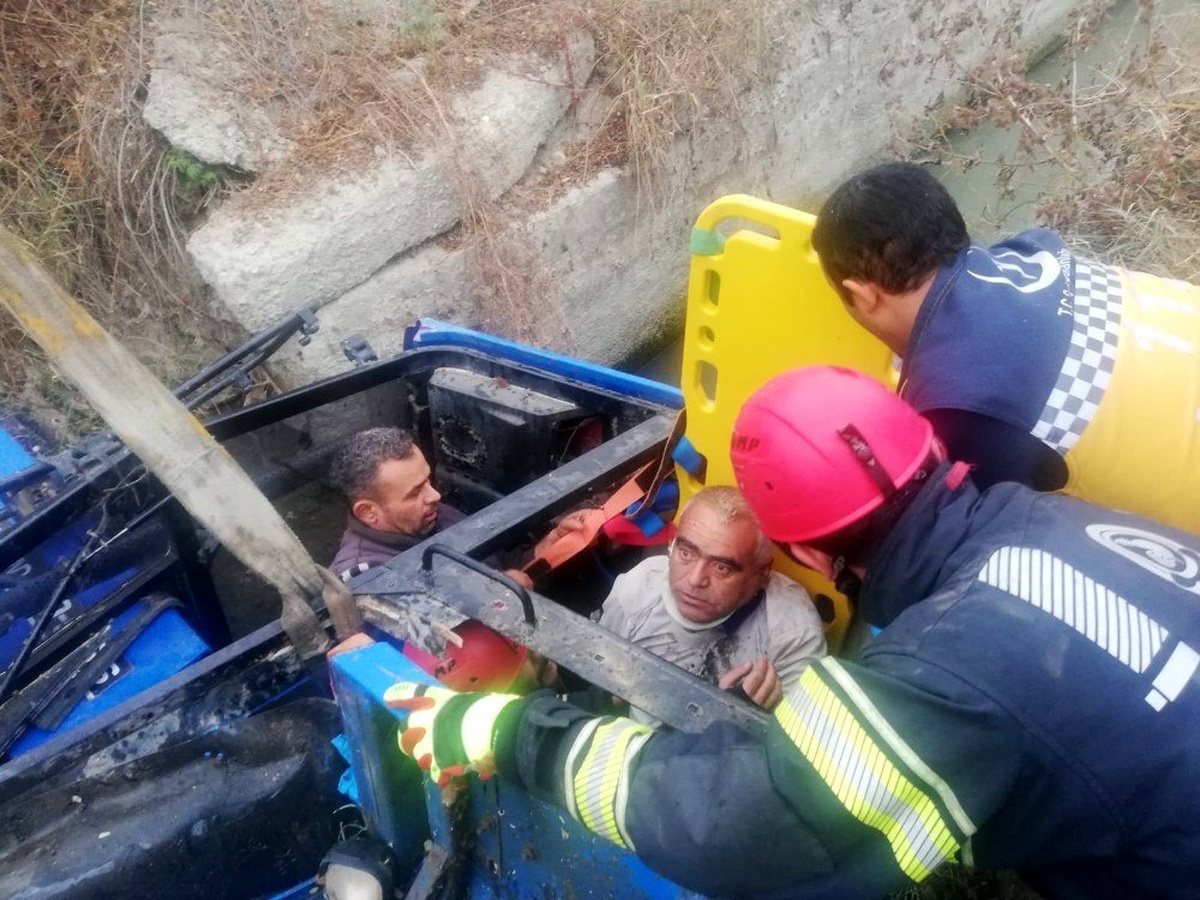 Tırın çarptığı traktör kontrolden çıkıp sulama kanalına düştü