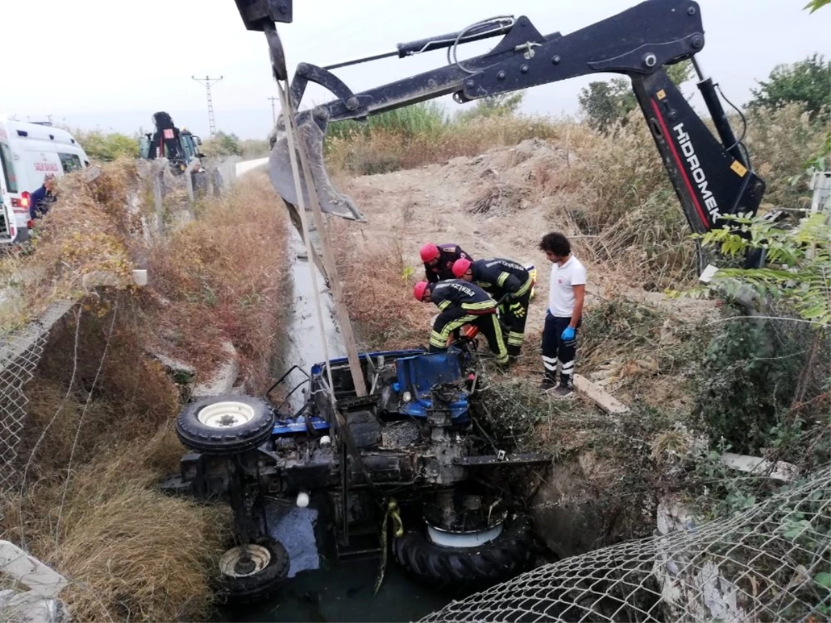 Tırın çarptığı traktör sulama kanalına düştü