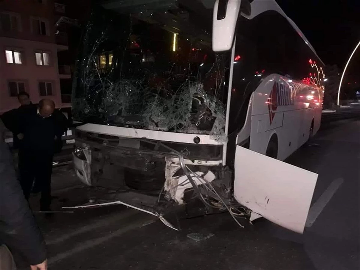 Uşak\'ta bariyerlere çarpan otobüsün sürücüsü öldü