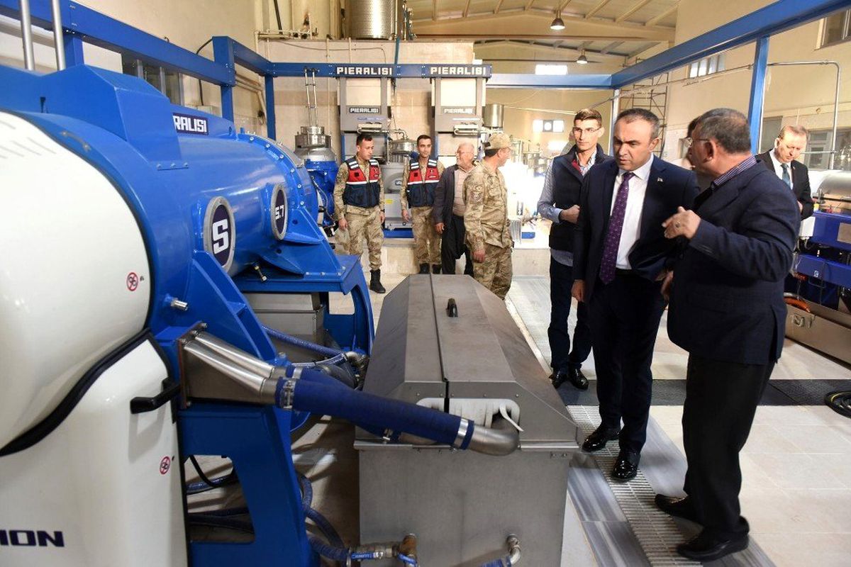 Vali Soytürk Zeytinyağı fabrikasında