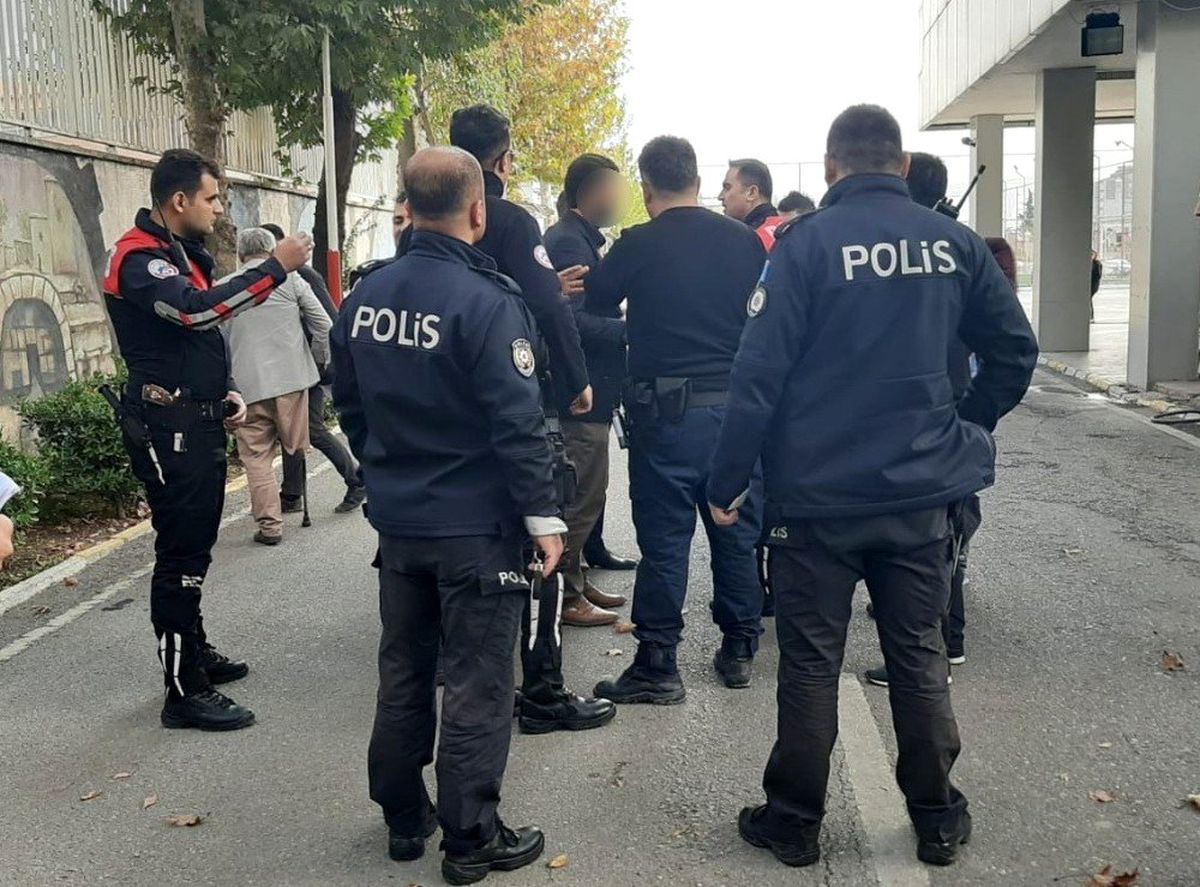 Veliler okul bahçesinde birbirine girdi