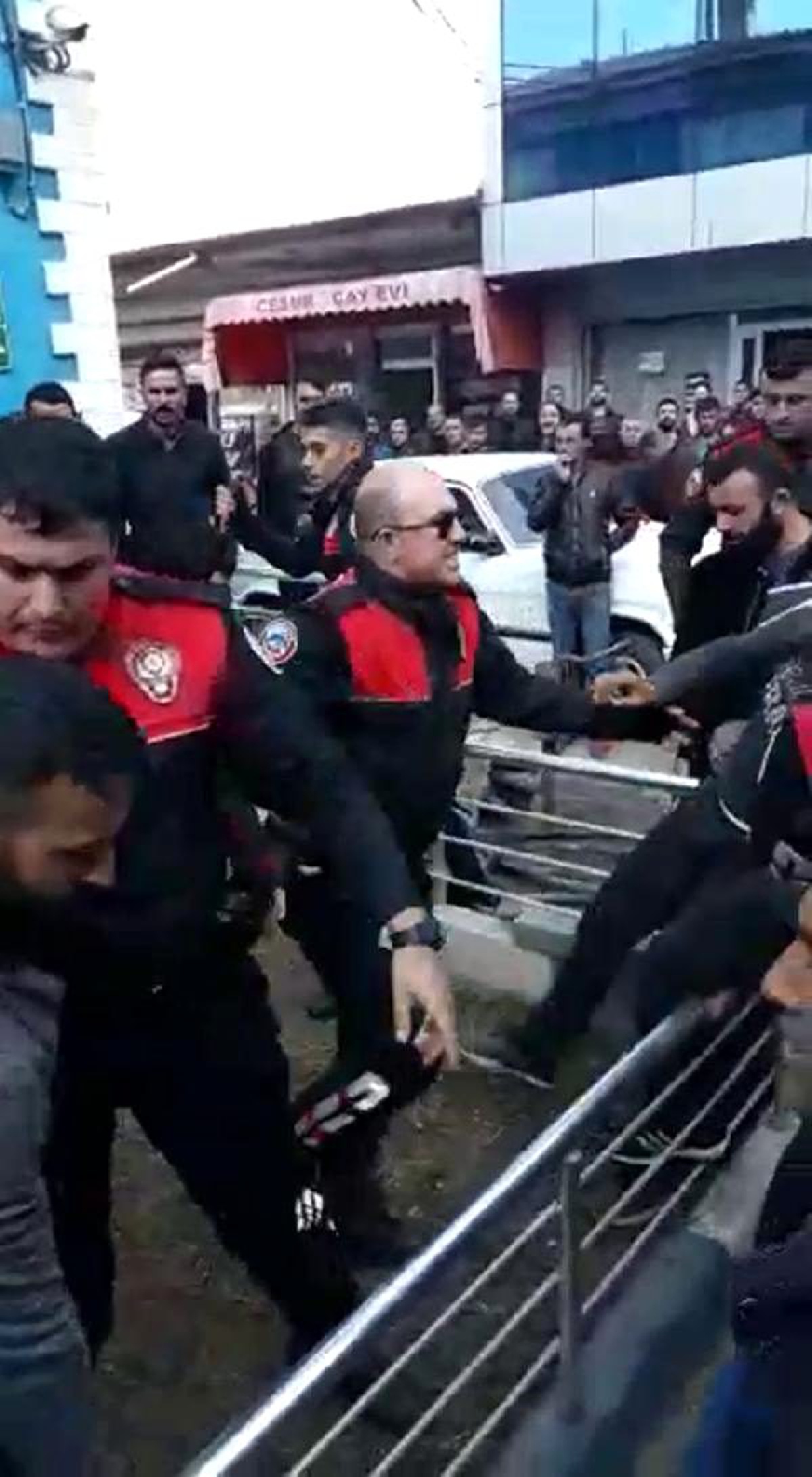 Zabıta ile seyyar satıcıların araba kavgası