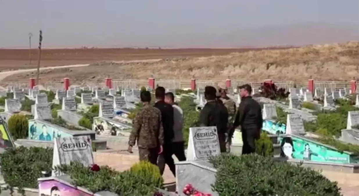 ABD askerleri, Barış Pınarı Harekatı\'nda öldürülen teröristlerin mezarlığında görüntülendi