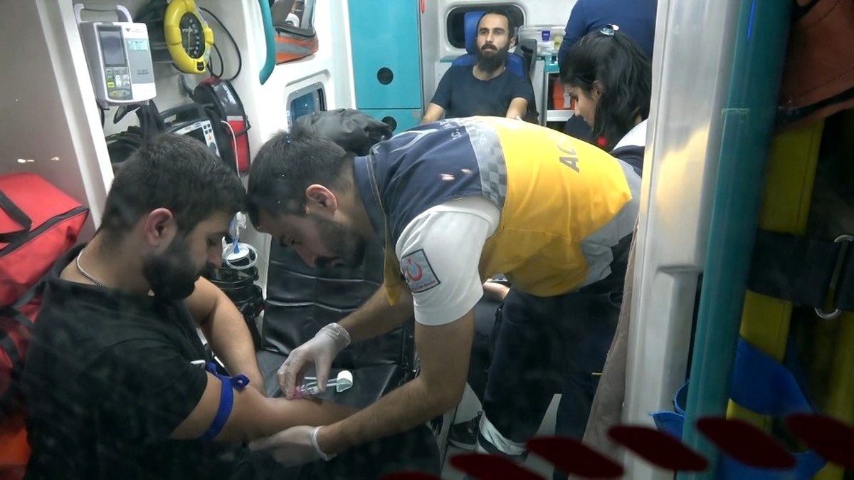 Alışveriş merkezinde bıçaklı kavga: 1\'i güvenlik 3 yaralı