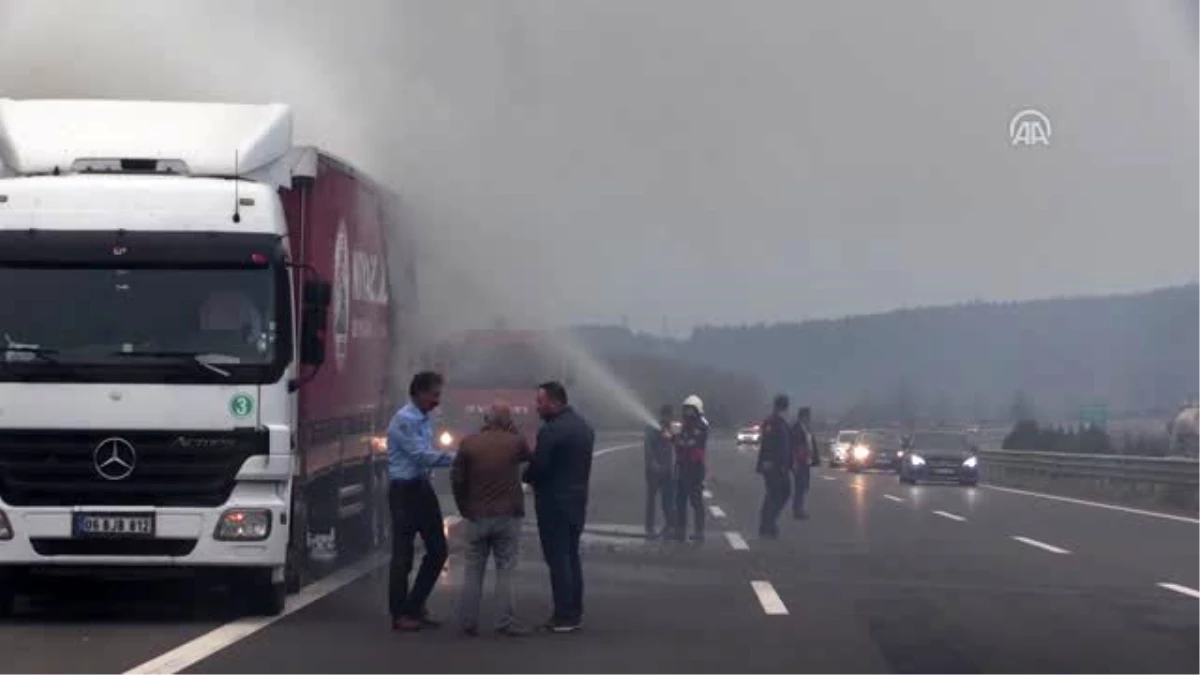 Anadolu Otoyolu\'nda tıbbi ilaç yüklü tırın dorsesi yandı