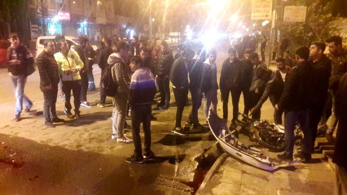 Aracın çarptığı motosikletteki iki kişi havaya uçtu