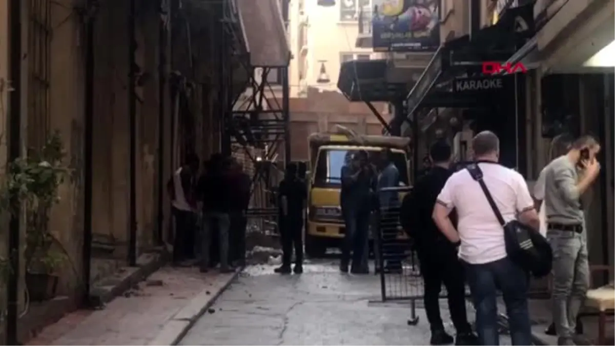 Beyoğlu\'nda yıkımına başlanan binanın duvarı çöktü; 1 kişi altında kaldı