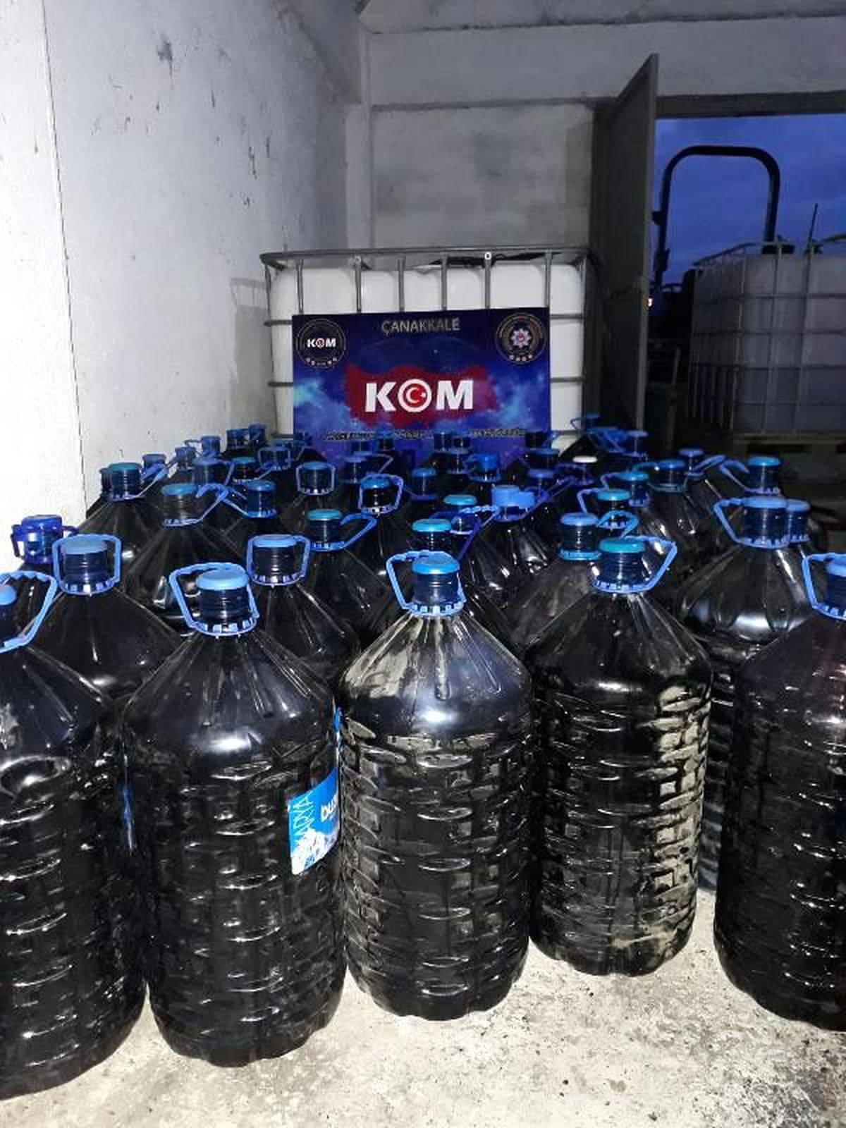 Çanakkale\'de 4 bin 100 litre sahte şarap ele geçirildi