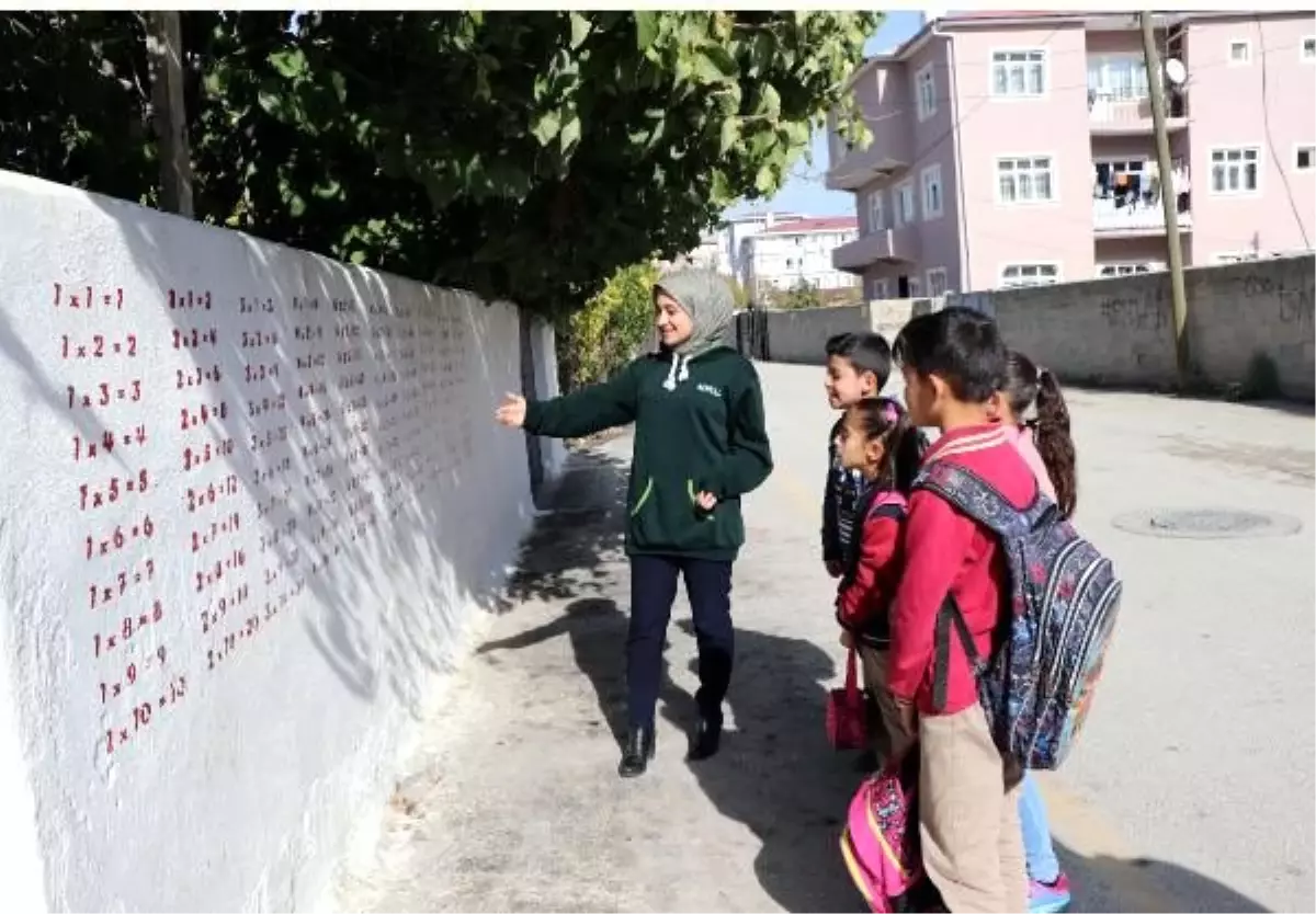 Eğitime destek için bahçe duvarını matematik tablosuna dönüştürdü