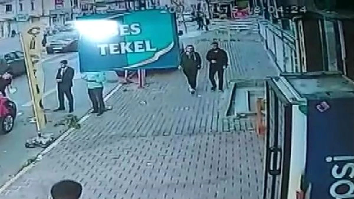 Esenyurt\'ta 2 kişinin yaralandığı silahlı saldırı kamerada